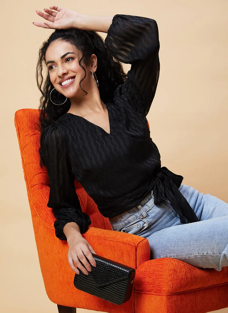 جلو باص بلوزة كروب نسائية مخططة عمودياً مع رباط خصر من جلوبس